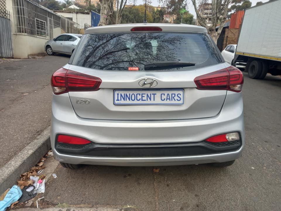 2018 HYUNDAI i20 1.2 ENGINE PETROL, AUTOMATIC, SILVER COLOR, MILEAGE 76000KMS