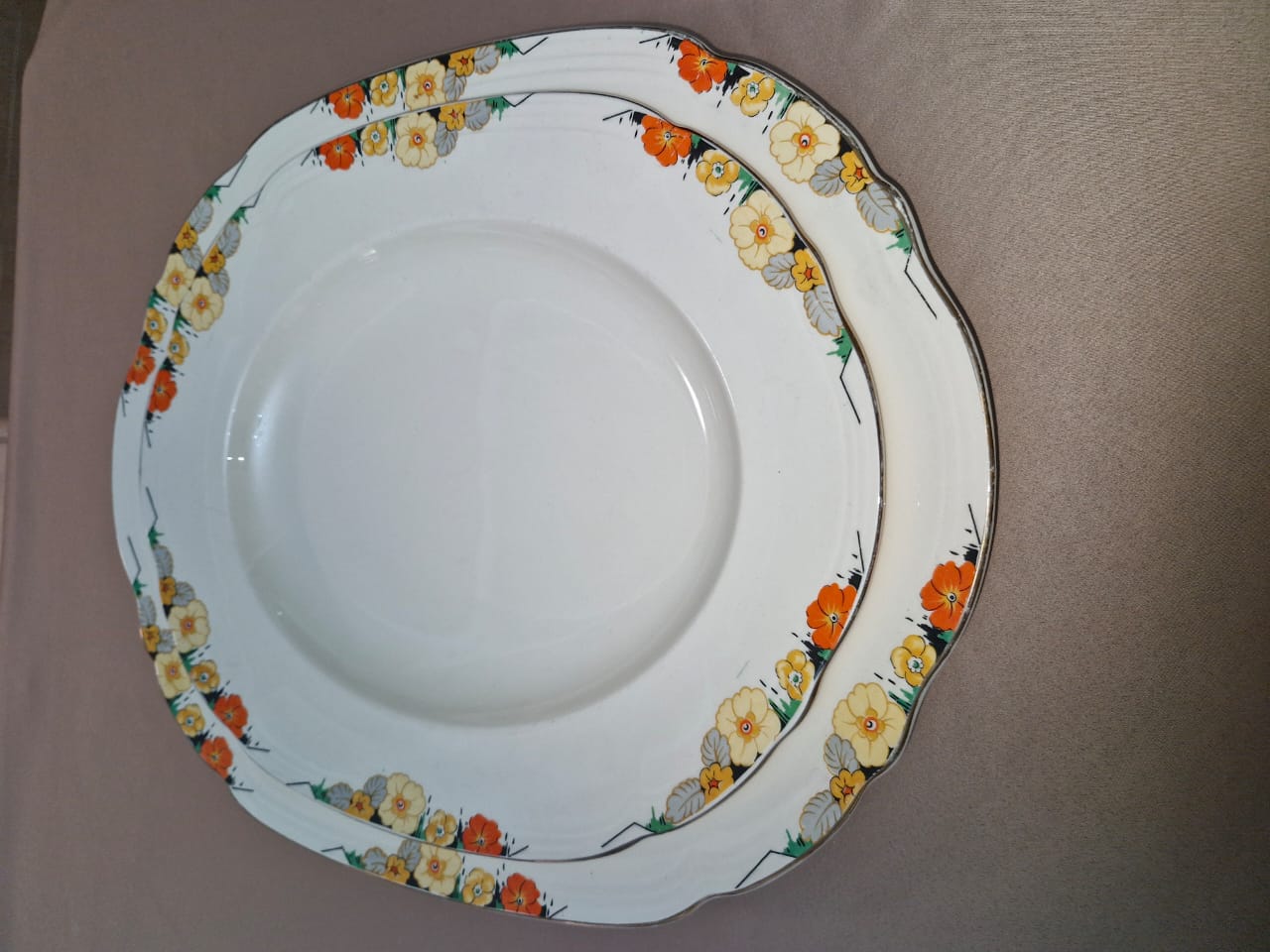 English Antique 2 Serving Plates, Price Negotiable. Please whatsapp me to arrang