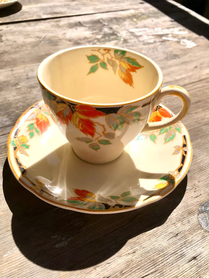 Alfred Meakin “Garrick” 2-Piece Tea Cup & Saucer – Circa 1930s Alfred Meakin “Garrick” 2-Piece Tea Cup & Saucer – Circa 1930s