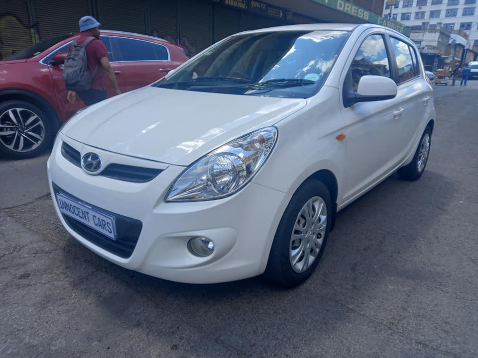 2012 HYUNDAI i20 PETROL,AUTOMATIC TRANSMISSION, WHITE COLOUR