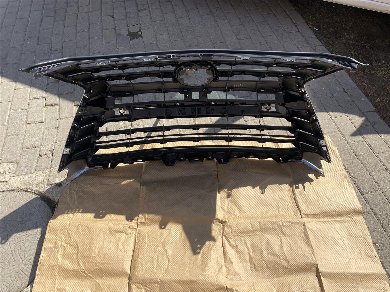 2022 LEXUS LX570 MAIN BUMPER GRILL FOR SALE. IN PRISTINE CONDITION