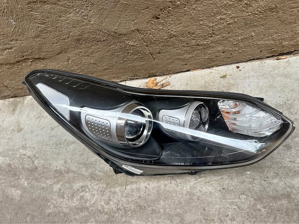 Kia sportage OEM Right side original headlight - Private Seller Kia sportage OEM Right side original headlight - Private Seller