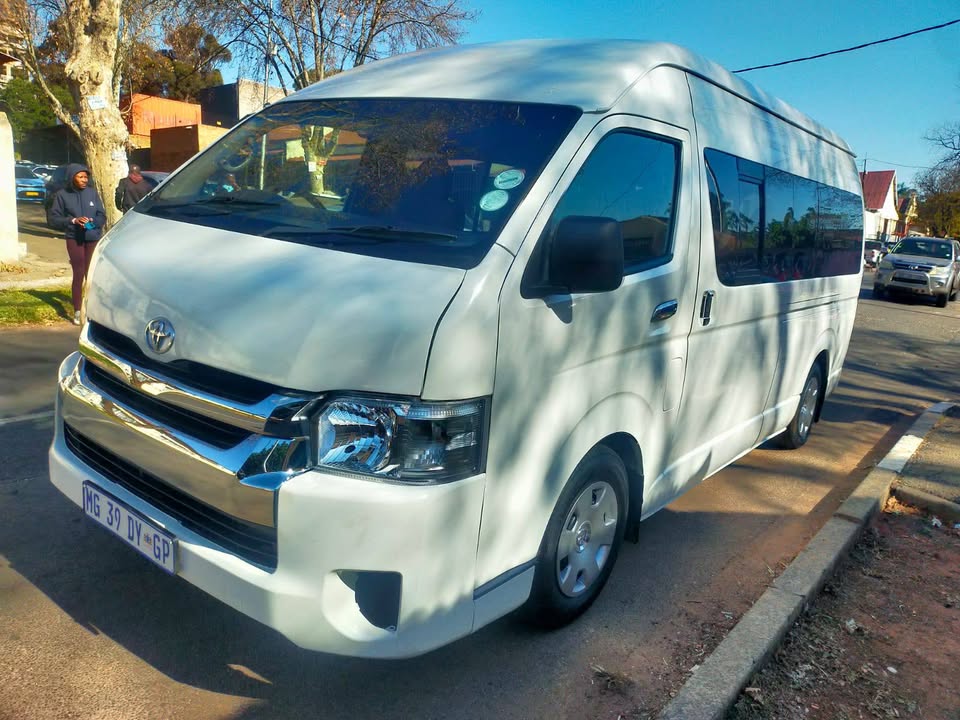 2011 TOYOTA QUANTUM 2.5 GL 14SEATER Transmission: Manual Mileage: 230000km Fueltype: Diesel White