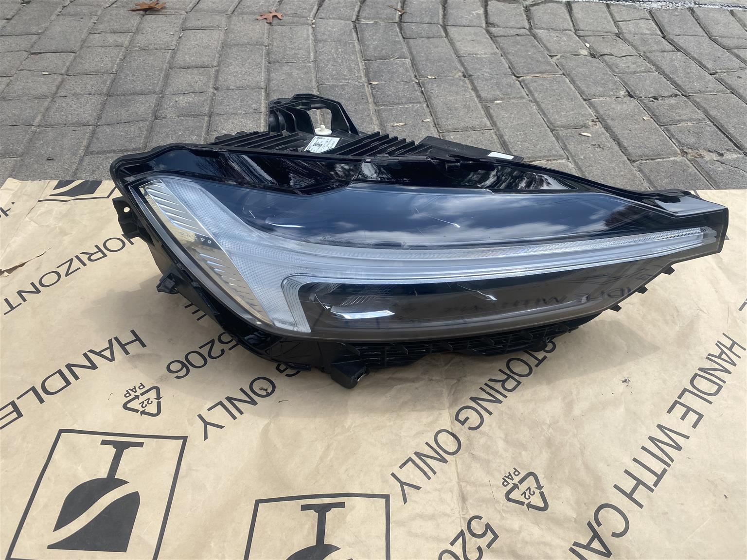 2020 VOLVO XC60 FULL LED HEADLIGHT RIGHT SIDE FOR SALE. IN PRISTINE CONDITION - Private Seller 2020 VOLVO XC60 FULL LED HEADLIGHT RIGHT SIDE FOR SALE. IN PRISTINE CONDITION - Private Seller