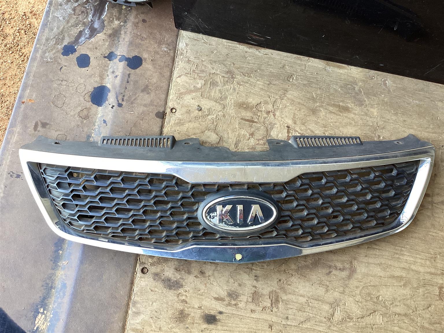 Grille for Kia Cerato hatchback - Private Seller Grille for Kia Cerato hatchback - Private Seller