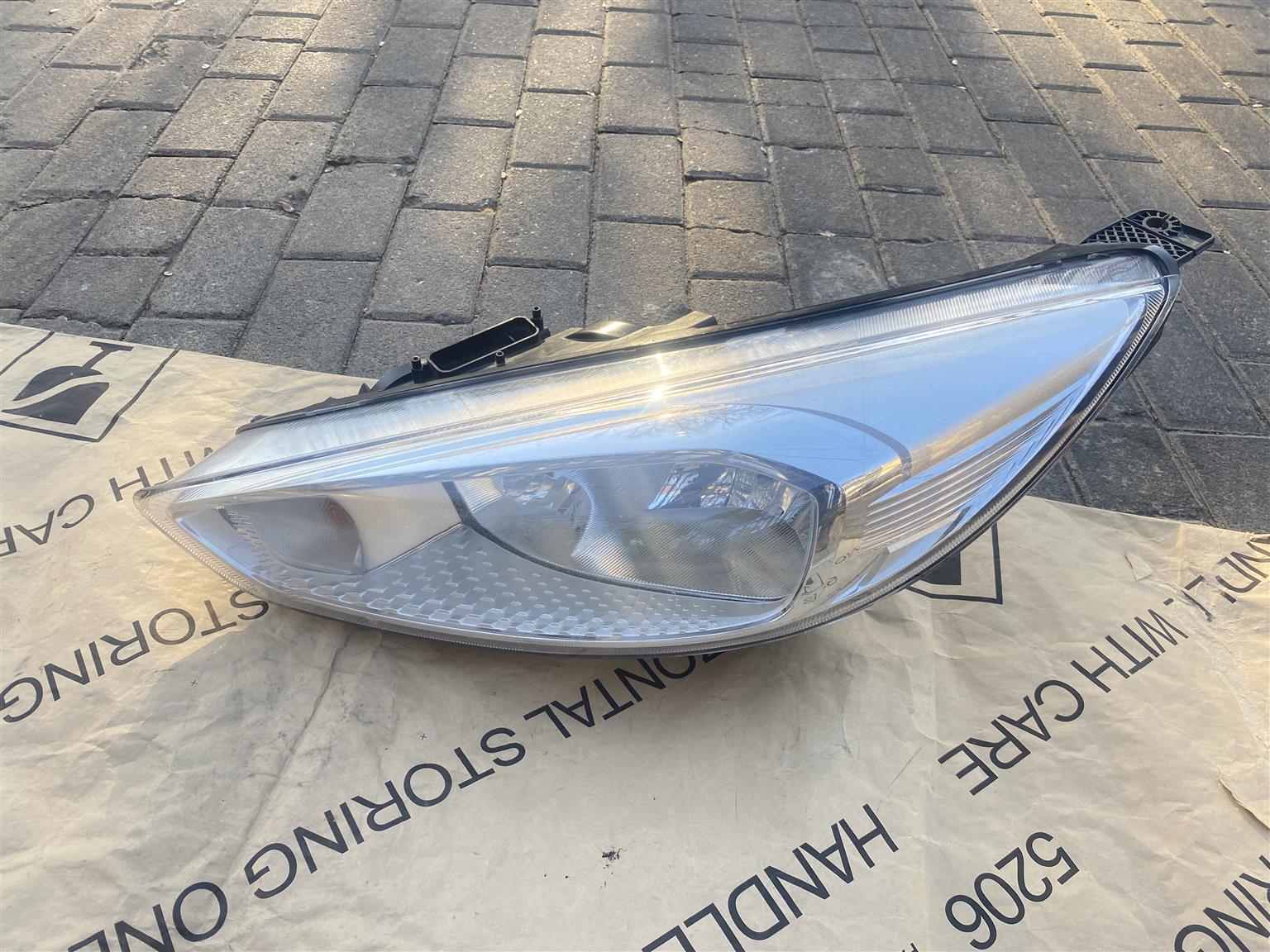 2017 FORD FOCUS HEADLIGHT LEFT SIDE FOR SALE. IN EXCELLENT CONDITION - Private Seller 2017 FORD FOCUS HEADLIGHT LEFT SIDE FOR SALE. IN EXCELLENT CONDITION - Private Seller