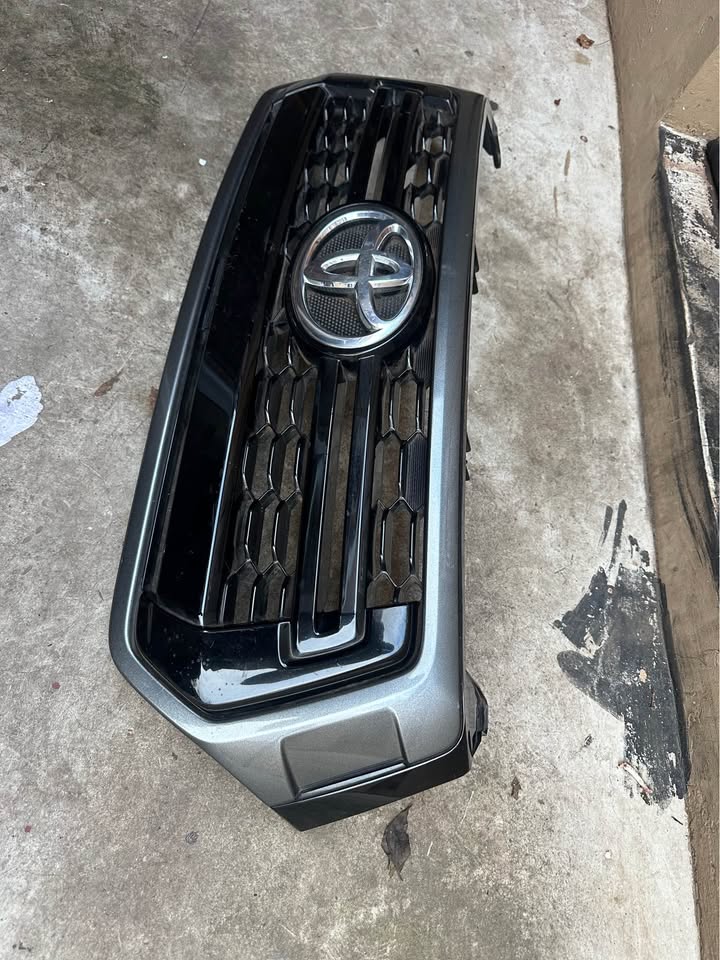 Toyota GD6 front bumper grille - Private Seller