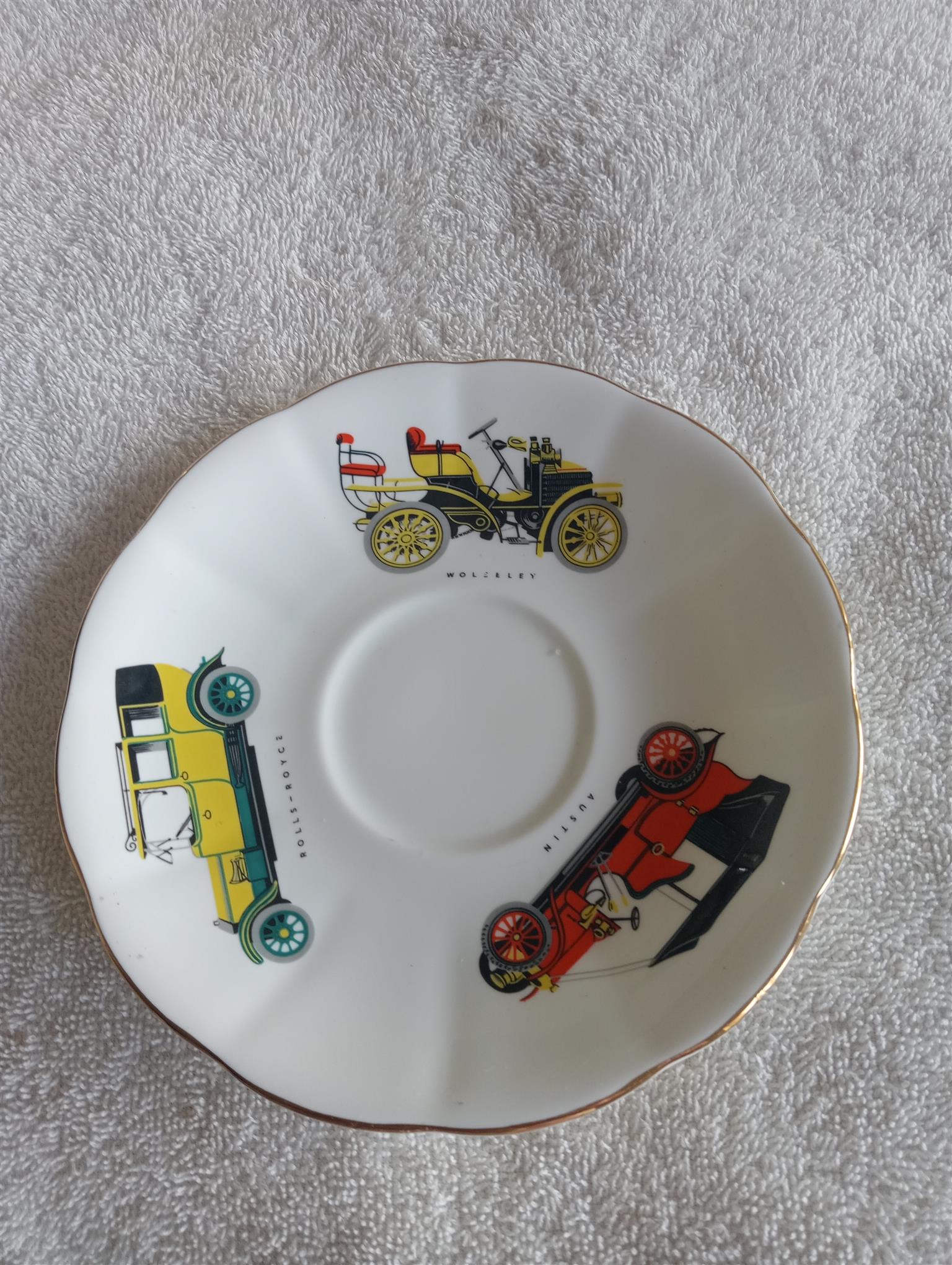 1x Royal Albert saucer