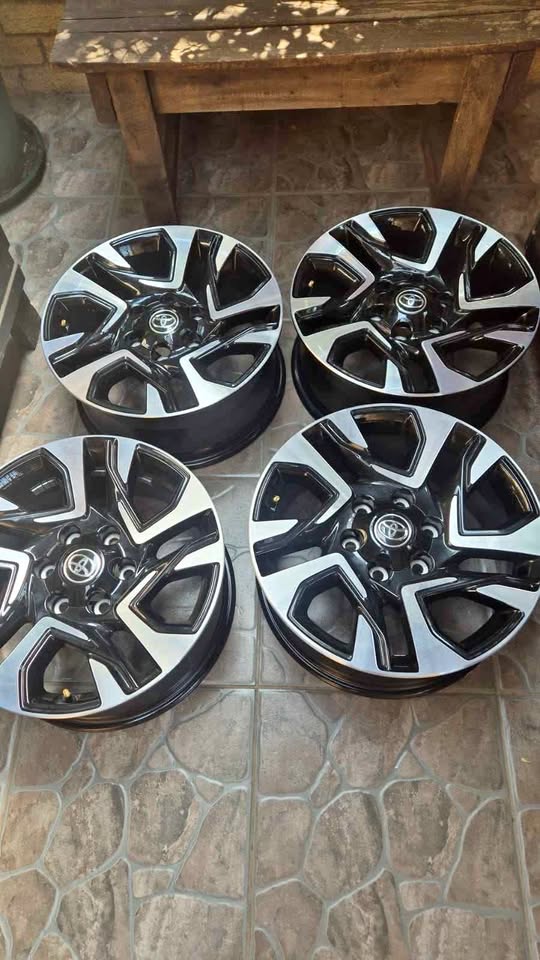 18 inch Toyota Hilux fortuner wheels original mag rims legend 55 - Private Seller 18 inch Toyota Hilux fortuner wheels original mag rims legend 55 - Private Seller