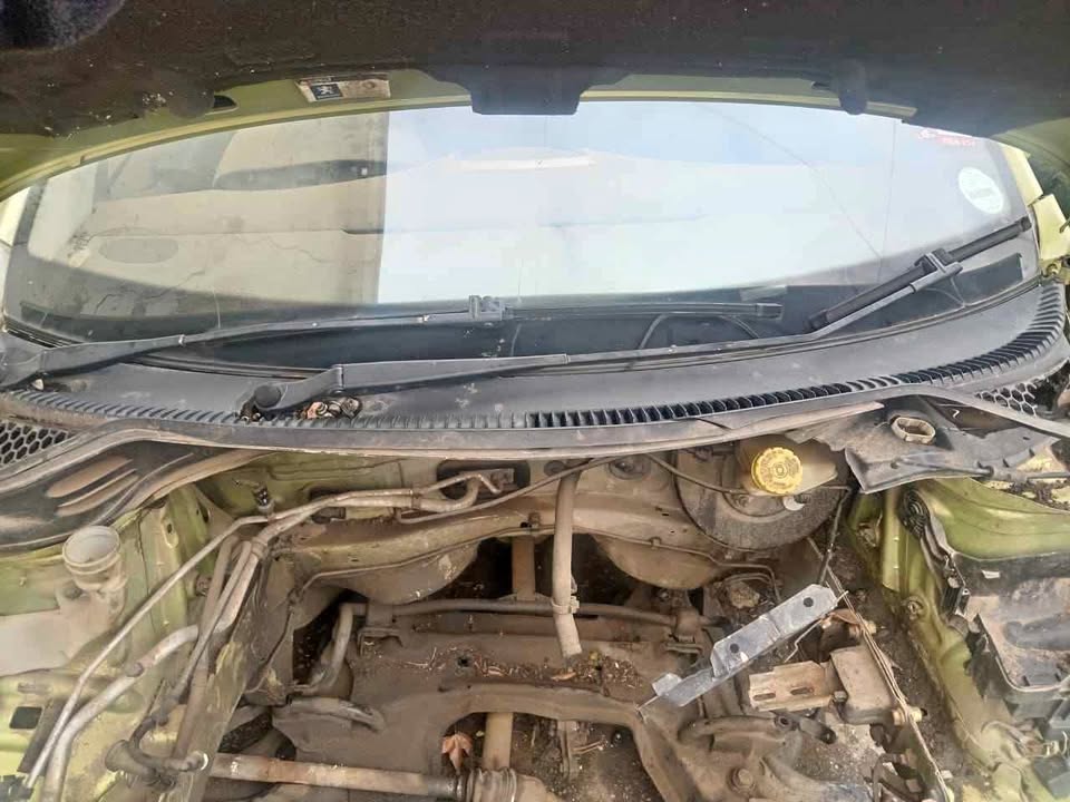 Peugeot 207 1.6 front wiper cowling