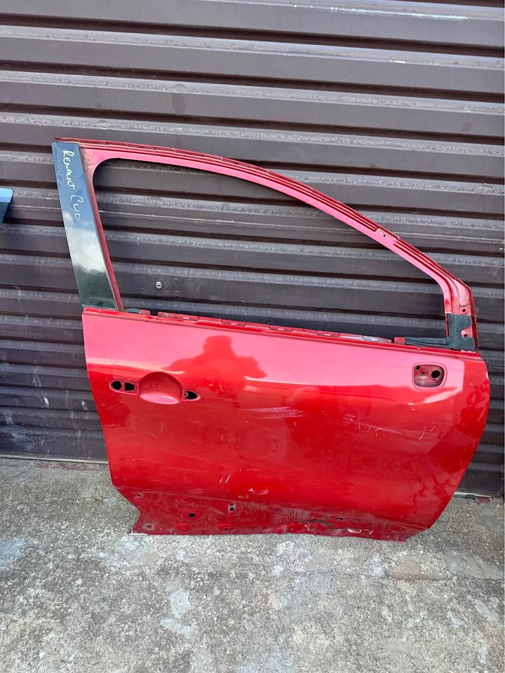 Renault Clio4 right front door shell - Private Seller Renault Clio4 right front door shell - Private Seller