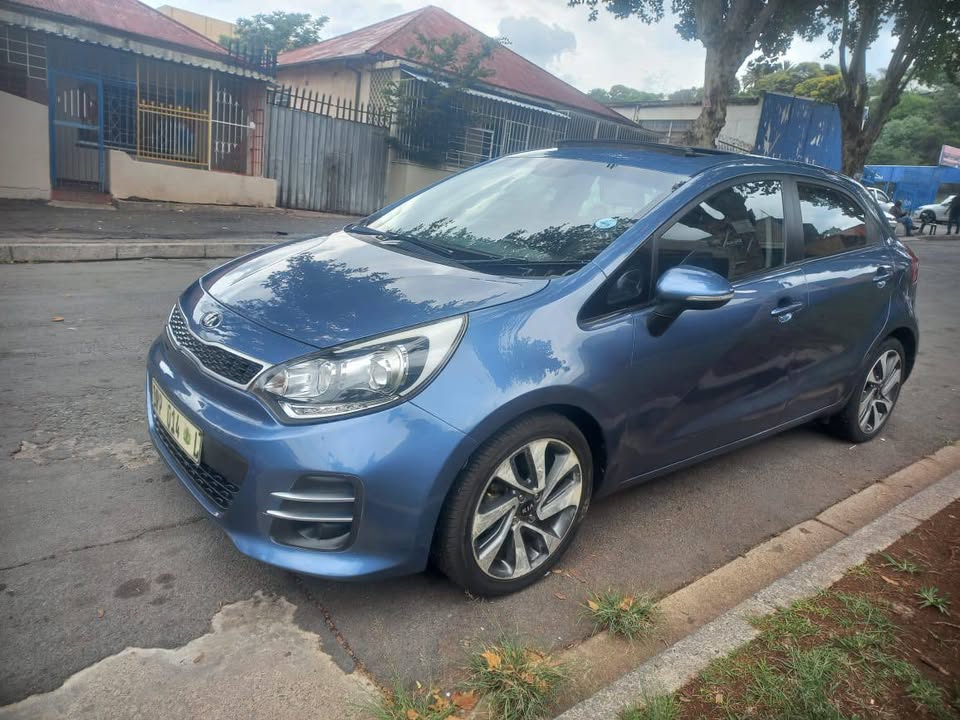 2016 Kia Rio Tec Hatchback 1.4 Petrol, Manual, Blue color, mileage Leather