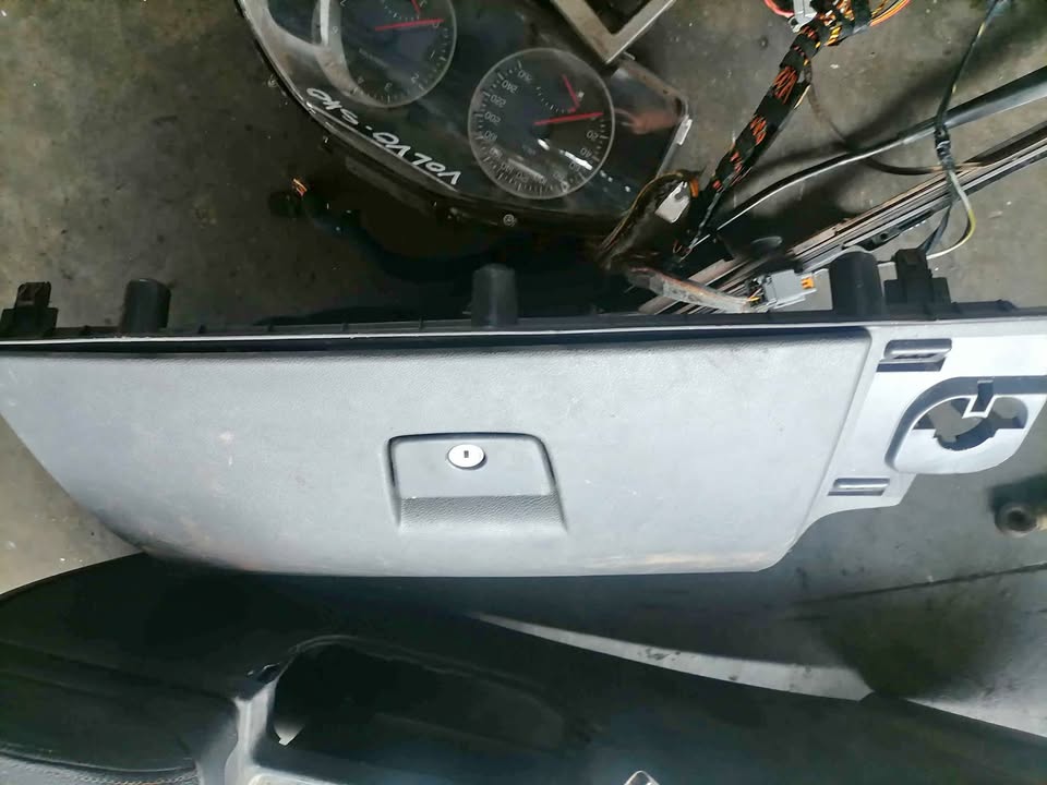 Volvo s40 cubby hole lid - Private Seller Volvo s40 cubby hole lid - Private Seller