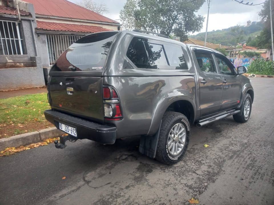 2015 Toyota Hilux Double Cab 3.0 D4D DIESEL, Manual, Legend 45 Canopy, Grey