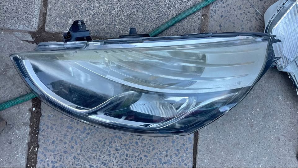 RENAULT CLIO 4 headlight - Private Seller RENAULT CLIO 4 headlight - Private Seller