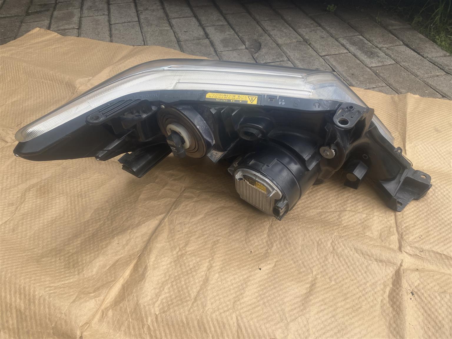2015 TOYOTA FORTUNER XENON HEADLIGHT LEFT SIDE FOR SALE. IN EXCELLENT CONDITION