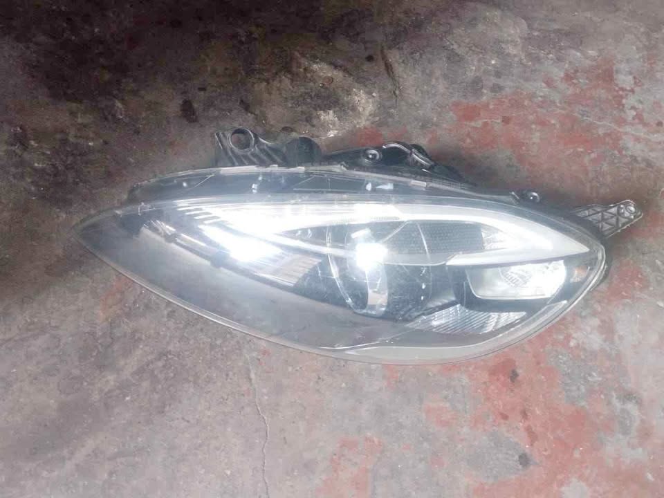 Volvo V40 headlight - Private Seller Volvo V40 headlight - Private Seller
