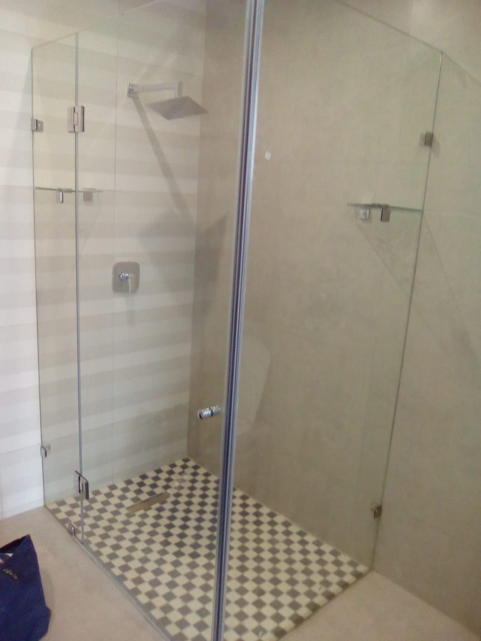 Frameless showers