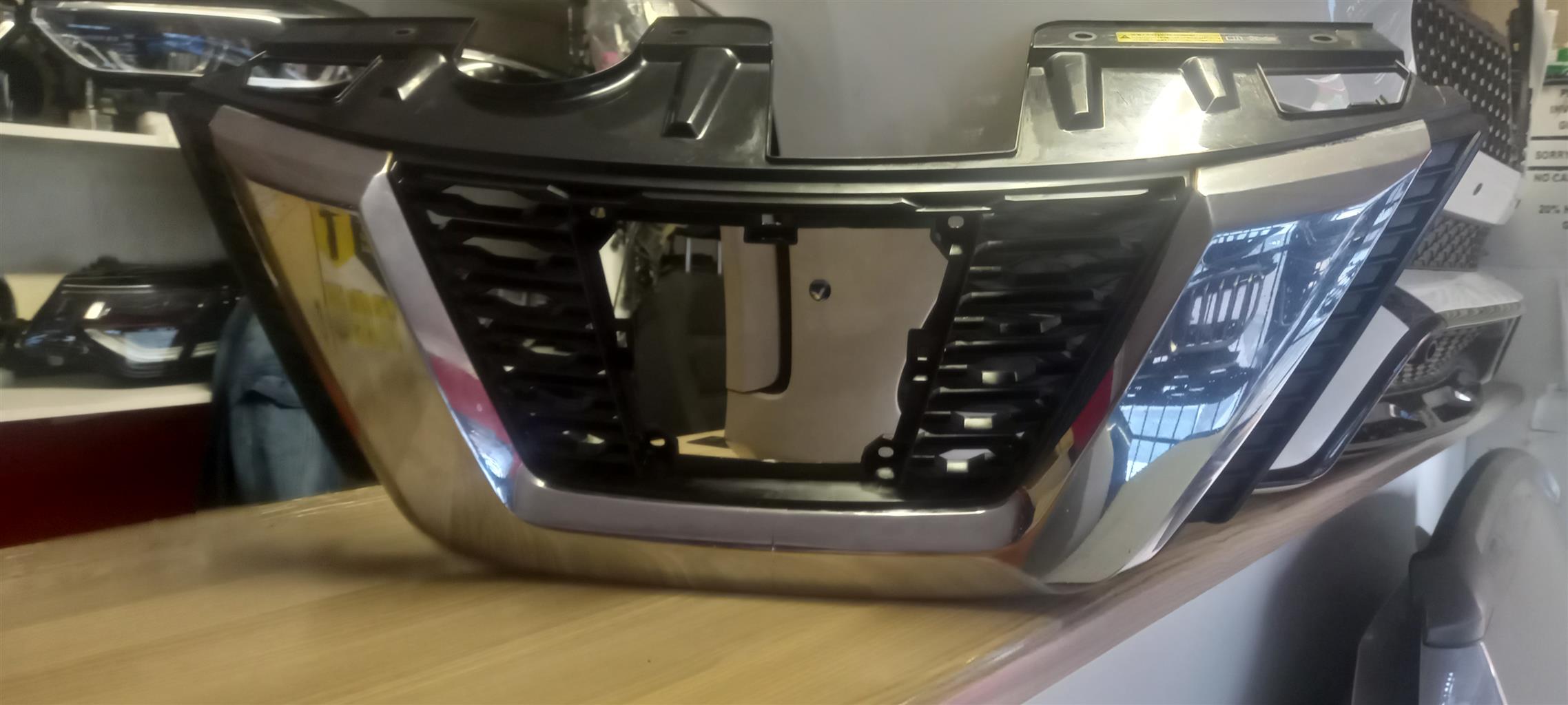 2018 NISSAN ROUGE XTRAIL FRONT MAIN GRILL - Private Seller 2018 NISSAN ROUGE XTRAIL FRONT MAIN GRILL - Private Seller