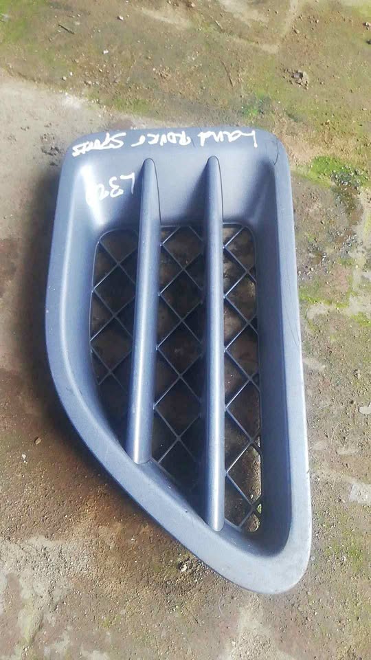 LAND ROVER SPORTS L320 RIGHT SIDE GRILL FOR SALE DELIVERY AVAILABLE COUNTRY WIDE - Private Seller LAND ROVER SPORTS L320 RIGHT SIDE GRILL FOR SALE DELIVERY AVAILABLE COUNTRY WIDE - Private Seller