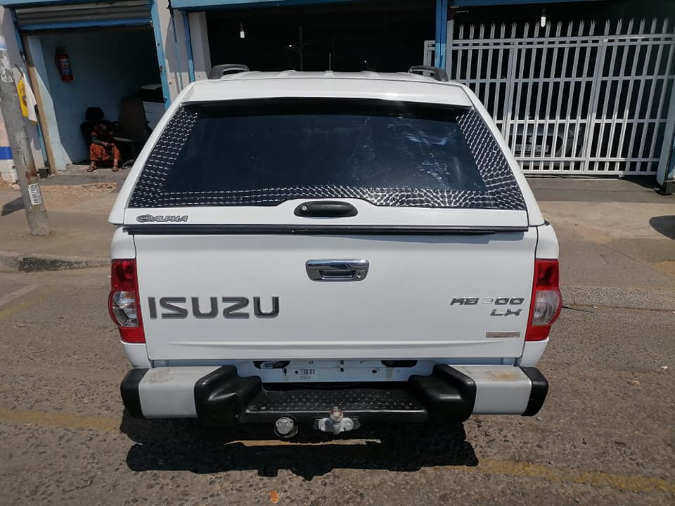2010 Isuzu KB300 D-Tec Double Cab 4x2 Bakkies with a Canopy and a Nice interior seat