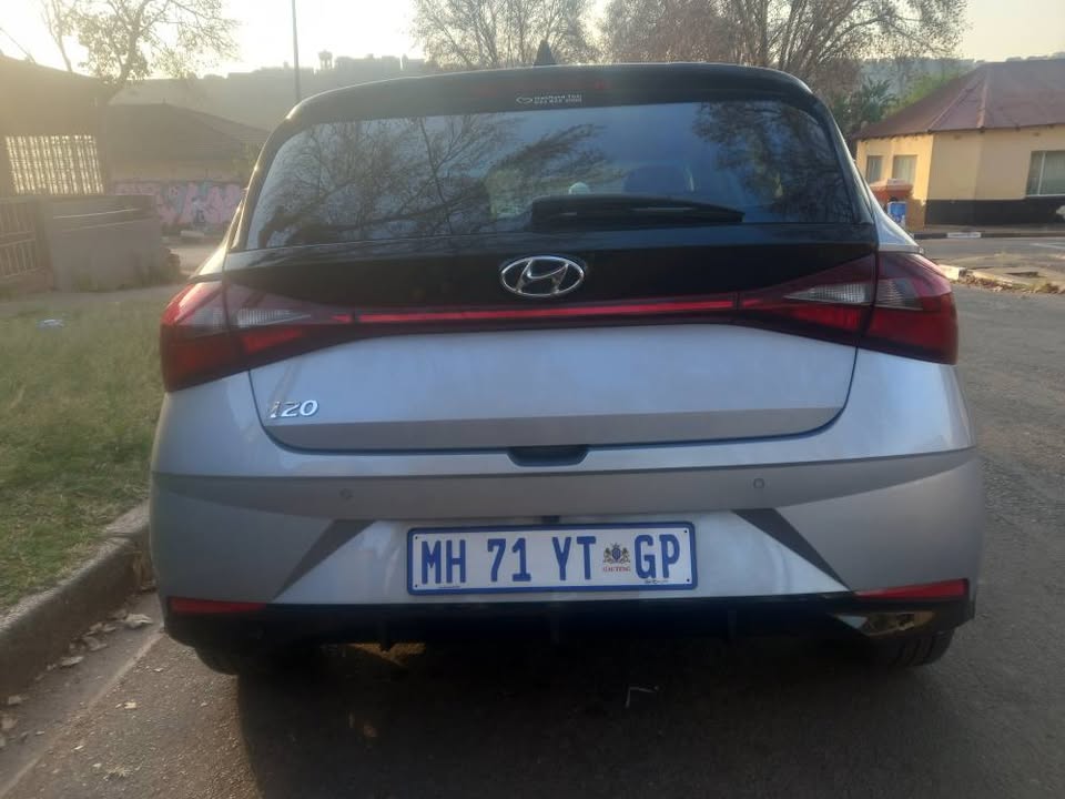 2021 Hyundai i20 1.2 Petrol, Automatic, Silver, 63000kms Service History.