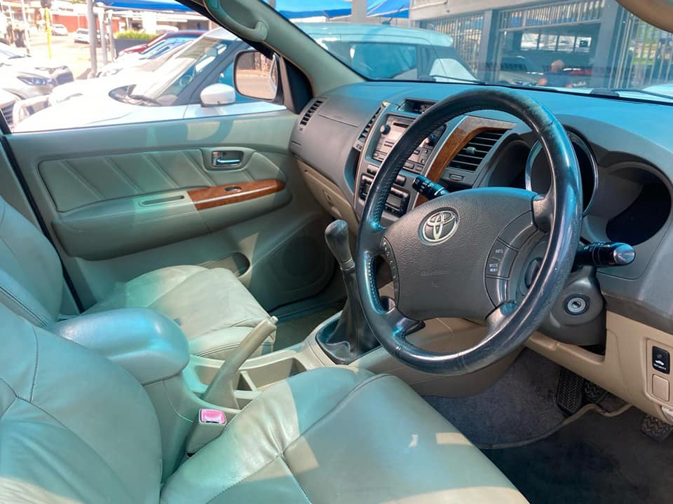 2011 TOYOTA FORTUNER 3.0 4X2 MANUAL