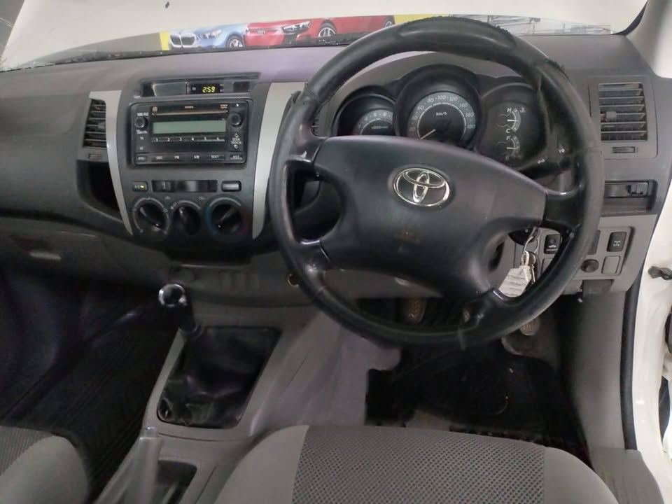 2011 TOYOTA HILUX 2.5 D4D 4X4 HI-RIDER SINGLE CAB MANUAL