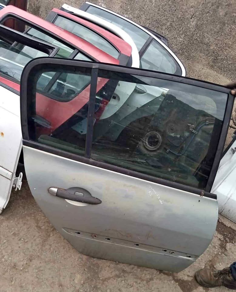 Renault megane ID 2006 right rear door