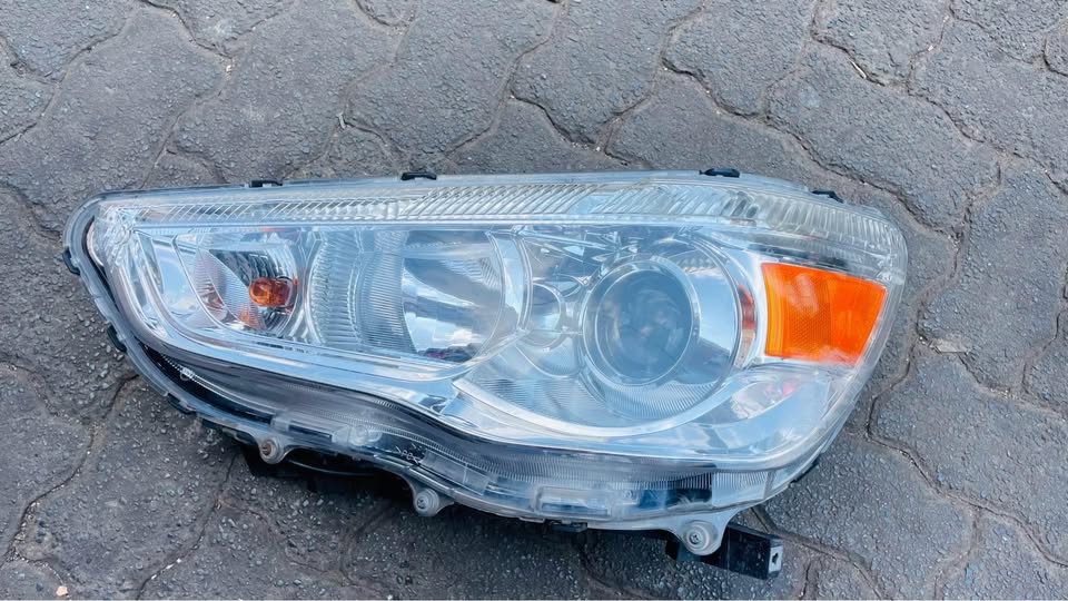 Mitsubishi ASX headlight 2010 - Private Seller