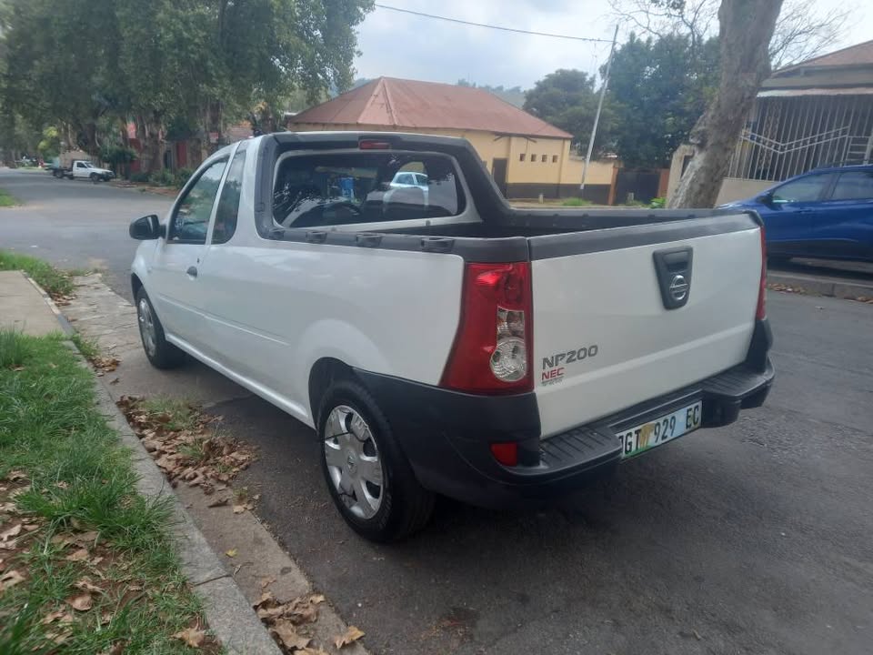 Clean NEAT 2018 Nissan Np200 1.6 Petrol, Manual, White Color, 90000kms