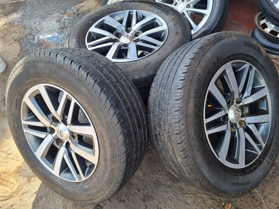 Toyota Hilux Gd6 original alloy mags size 18+tyres continental 265/60/18 - Private Seller