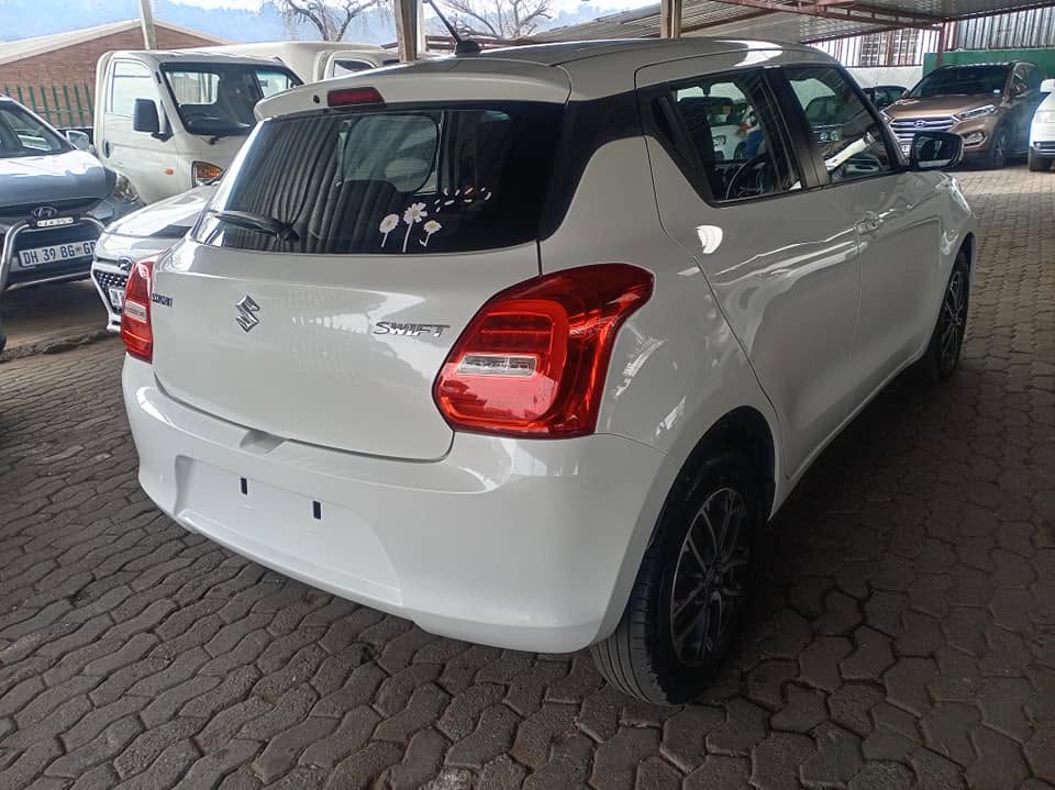 Suzuki Swift Engine:1.2 AUTOMATIC petrol 2021 White