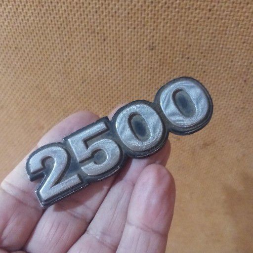 Isuzu 2500n, badge - Private Seller Isuzu 2500n, badge - Private Seller