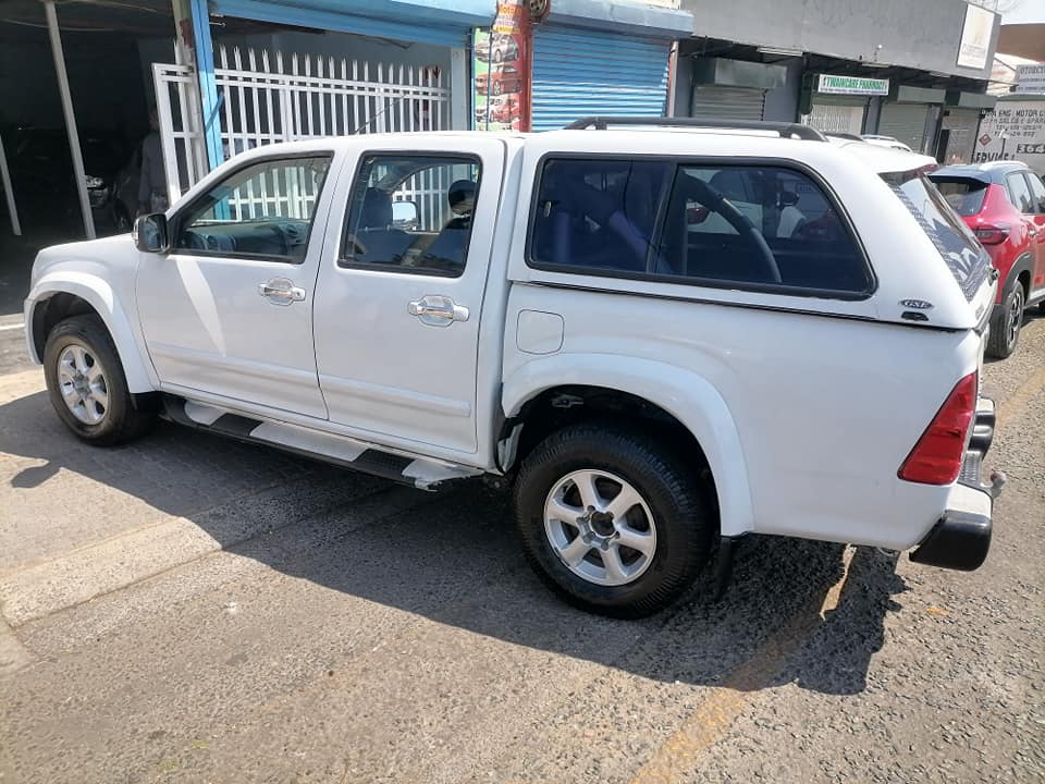 2010 Isuzu KB300 D-Tec Double Cab 4x2 Bakkies with a Canopy and a Nice interior seat