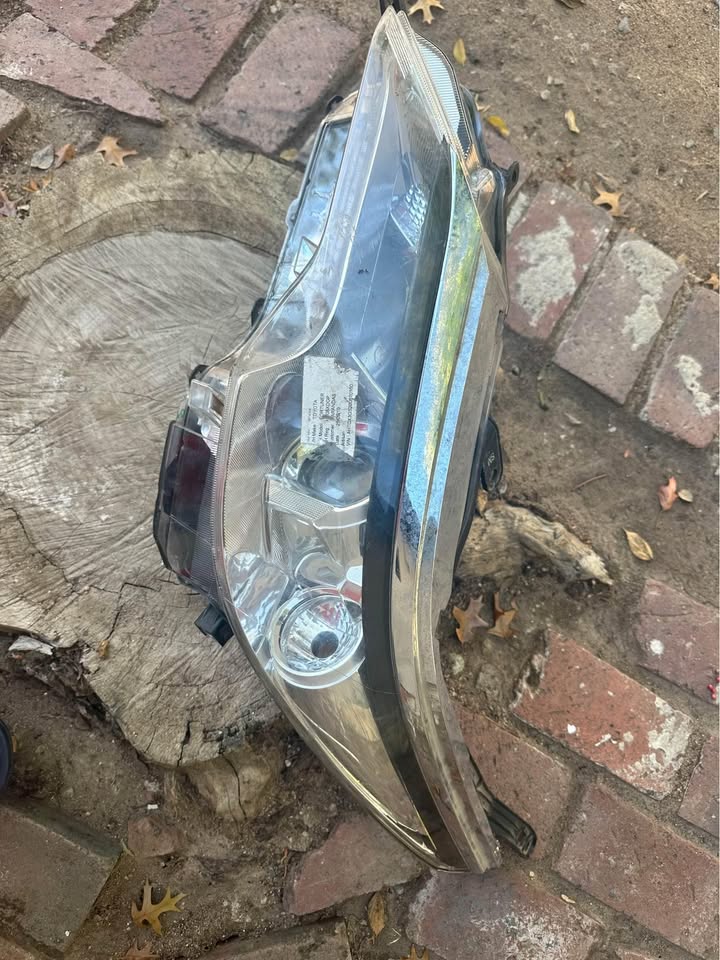 Toyota fortuner headlight - Private Seller Toyota fortuner headlight - Private Seller