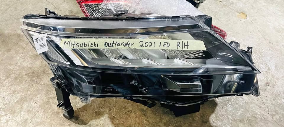 Mitsubishi Outlander headlight 2021 - Private Seller Mitsubishi Outlander headlight 2021 - Private Seller