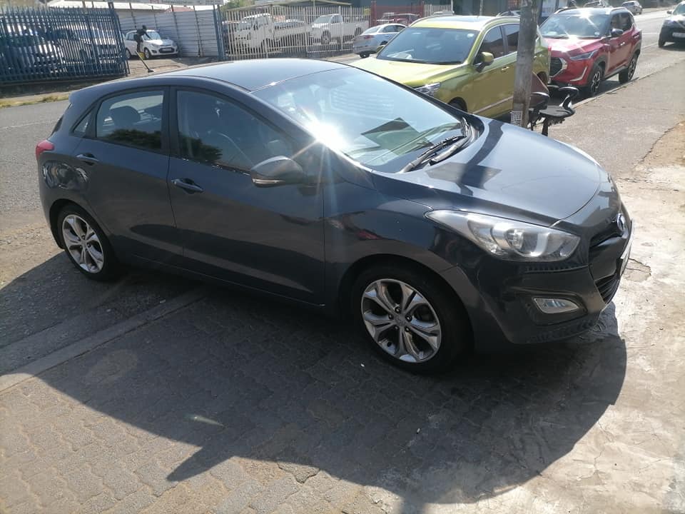 2013 Hyundai i30 1.6 GLS Hatchback with a leather seat and Spare key