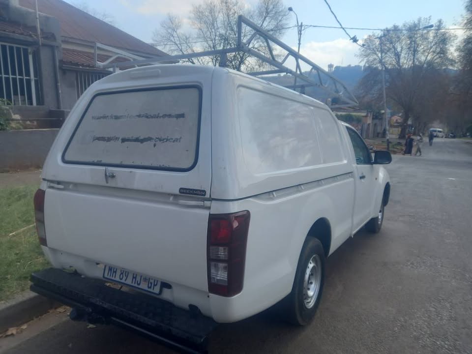 2014 Isuzu kb250 Diesel, Single Cab White Canopy, Manual, White, Leather seat, 153000kms