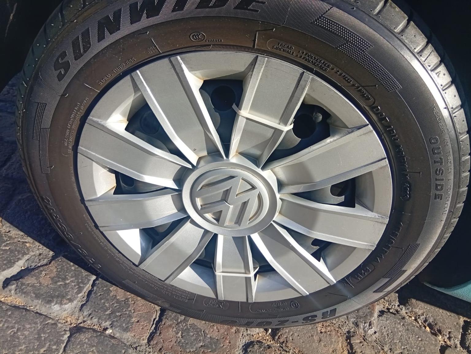 2020 Volkswagen up! Move up! 5-Door 1.0 Hatch 4,6 /100km Manual 114,000km Cloth