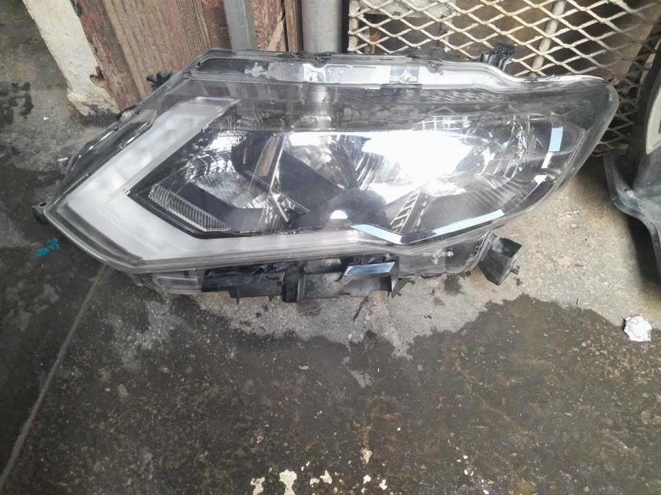 NISSAN XTRAIL HEADLIGHT LEFTSIDE 2018 TO 2022 MODEL - Private Seller