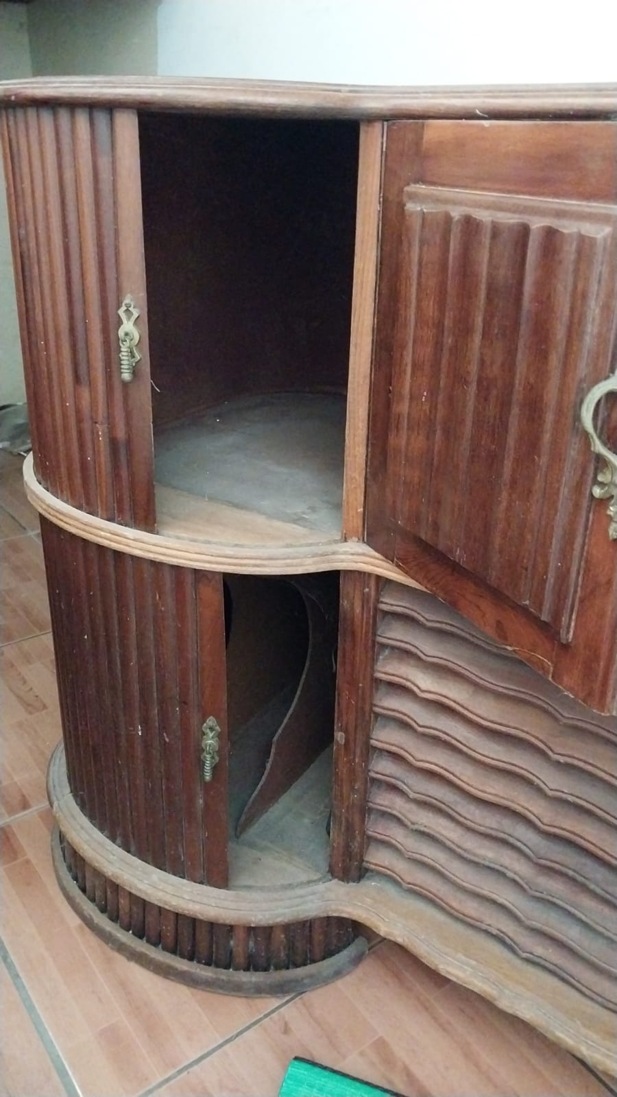 ANTIQUE RADIO CABINET