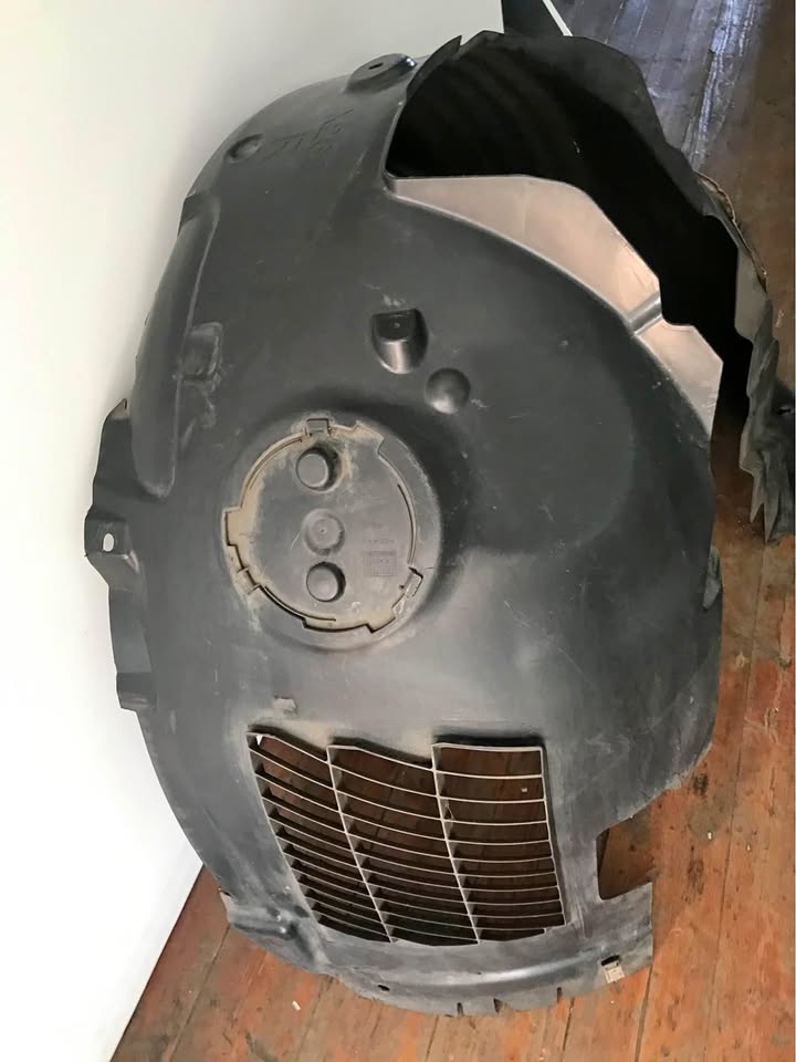 2018 Jaguar XF x260 right front fender liner for sale in a very good condition. - Private Seller 2018 Jaguar XF x260 right front fender liner for sale in a very good condition. - Private Seller