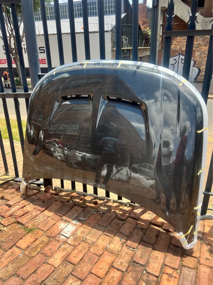 Range Rover SVR Bonnet carbon fibre - Private Seller Range Rover SVR Bonnet carbon fibre - Private Seller