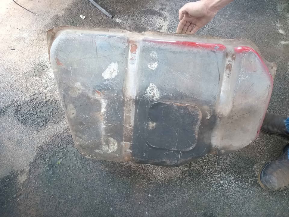 Toyota corolla baby crasida 3T carburetor petrol tank for sale WhatsApp or cell - Private Seller
