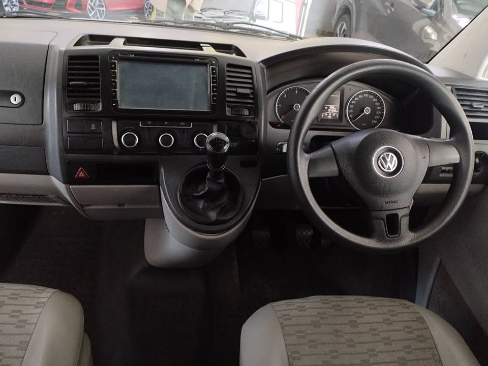 2011 VW TRANSPORTER 2.0D 9 SEATER MANUAL