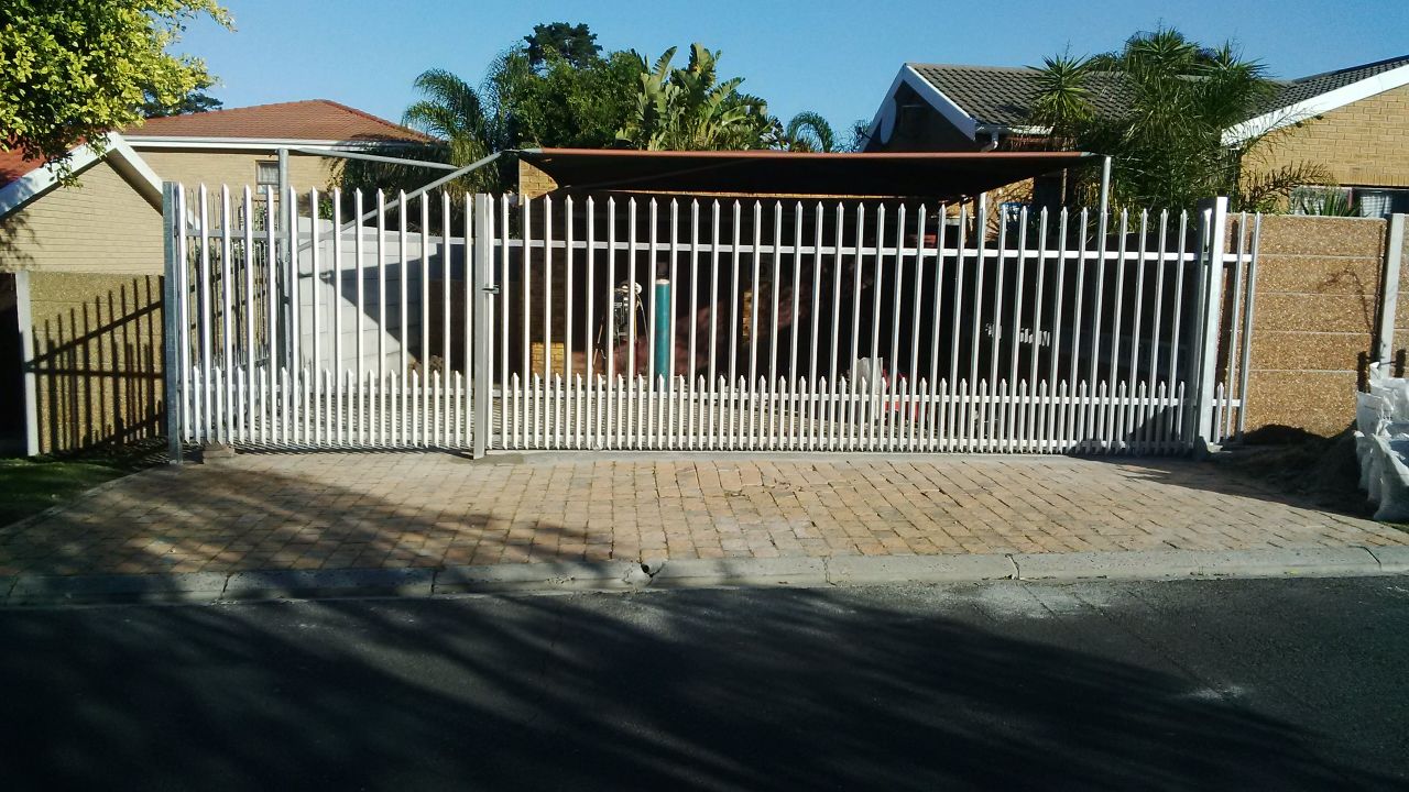 Palisade Fencing and Gates manufactured direct from the factory to you