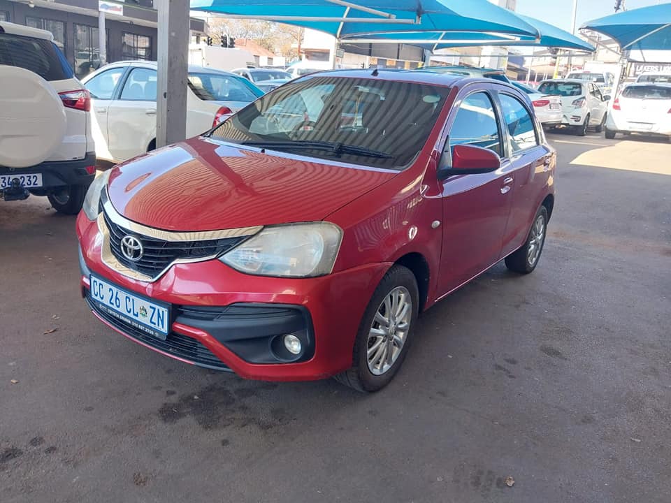 2020 TOYOTA ETIOS HATCH BACK 1.5 72 000KM MAROON COLOR MANUEL PETROL