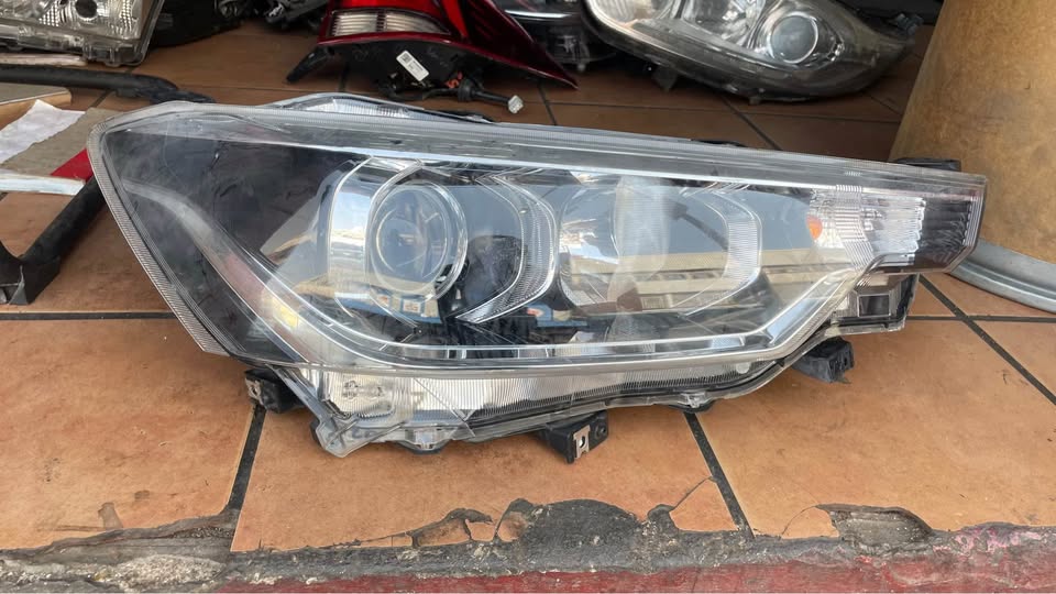 Suzuki Vitara headlight - Private Seller