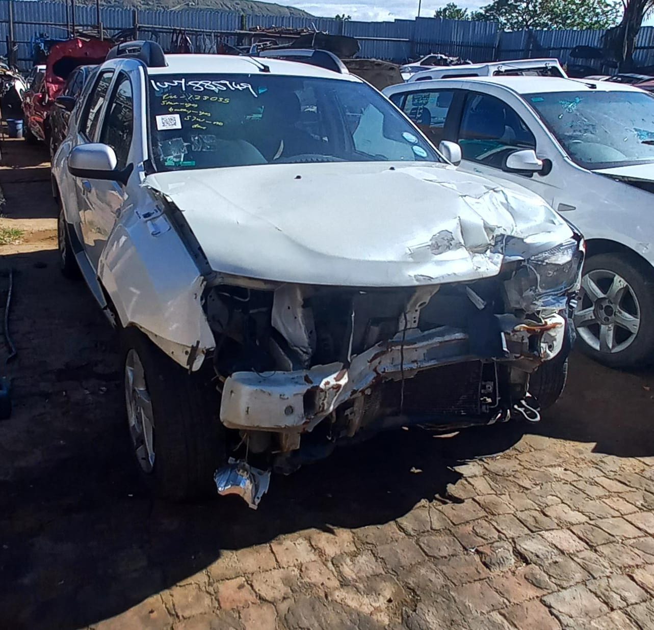 RENAULT DUSTER 1.6 16V ( WHITE) STRIPPING FOR SPARES - Private Seller